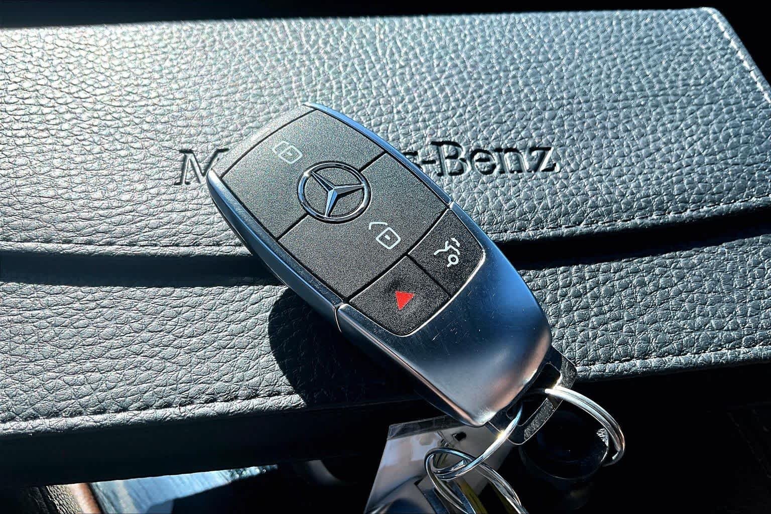 Certified Used 2025 MANUFAKTUR Moonlight White Metallic Mercedes-Benz GLE 450 image 15