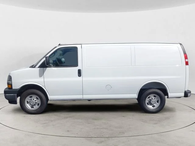 New 2025 Summit White Chevrolet WT image 2