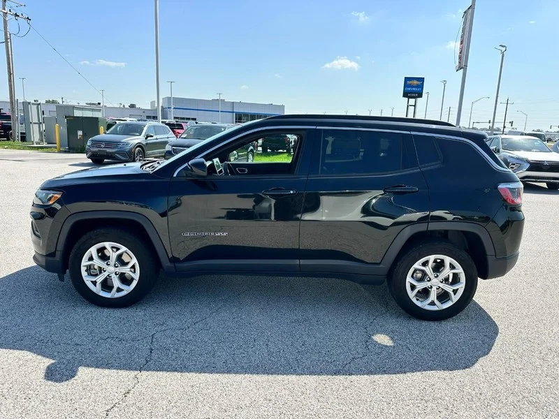Used 2024 Diamond Black Crystal Pearlcoat Jeep Latitude 4x4 image 2