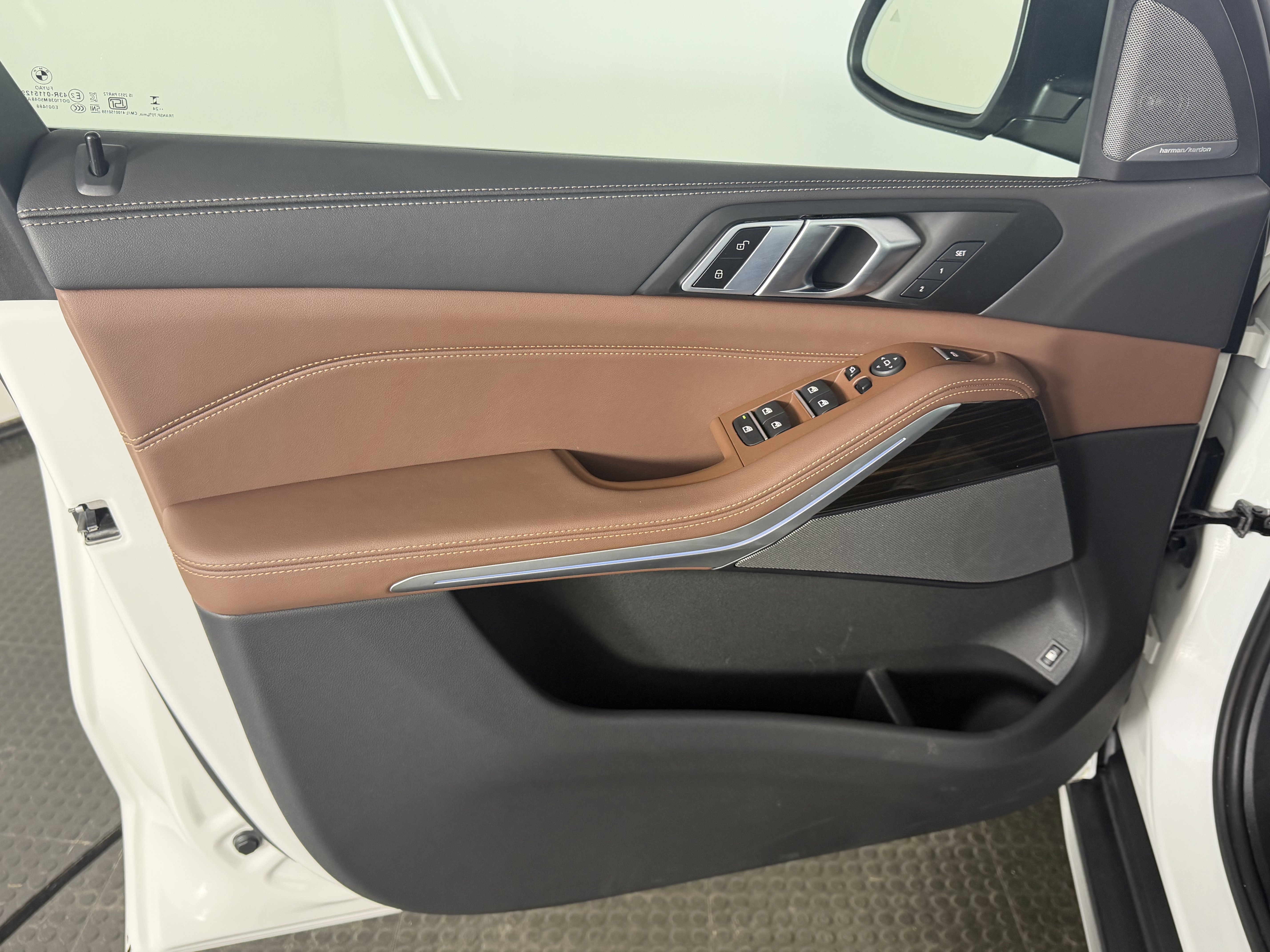 Used 2025 MINERAL WHITE MET BMW xDrive50e image 9