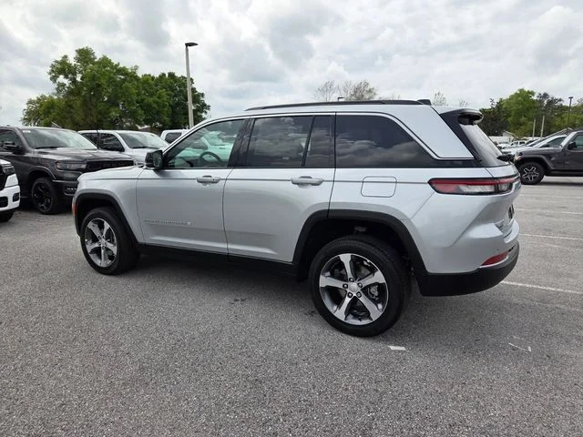 New 2026 Silver Zynith Exterior Paint Jeep Limited image 10