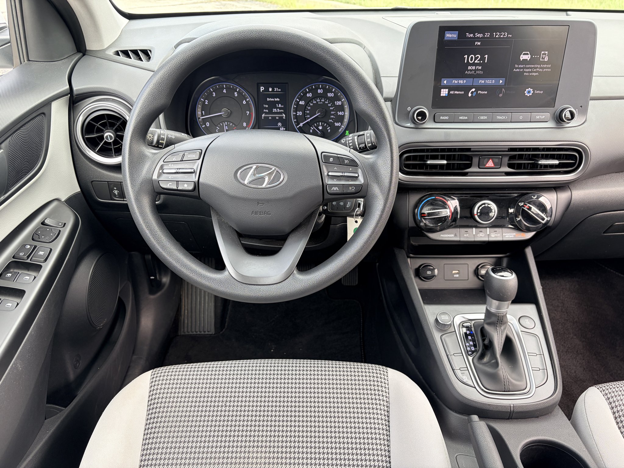 Used 2023 Lunar White Hyundai SE image 15