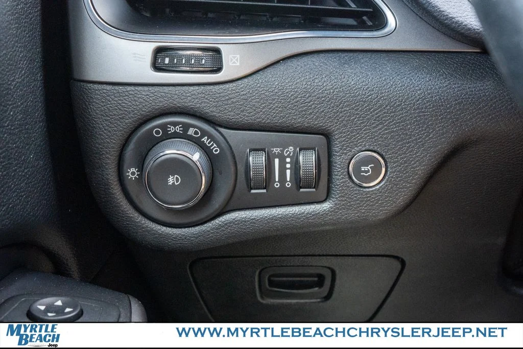 Used 2020 Slate Blue Jeep Latitude Plus image 30