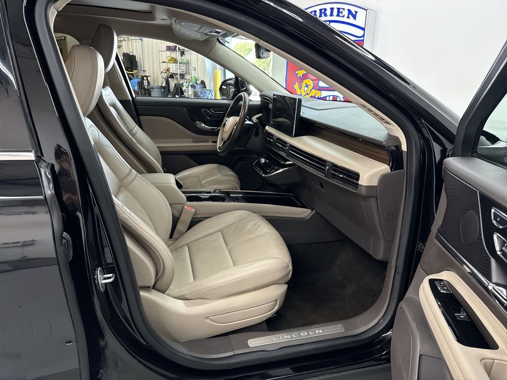 Used 2024 Black Metallic Lincoln Grand Touring image 18