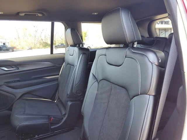 New 2025 Velvet Red Pearl-Coat Exterior Paint Jeep Altitude X image 9