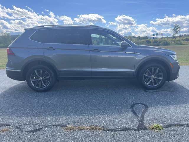 Used 2022 Gray Volkswagen SE image 5