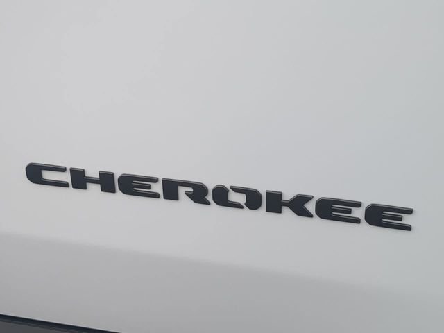 New 2026 Bright White Clear-Coat Exterior Paint Jeep Limited image 13