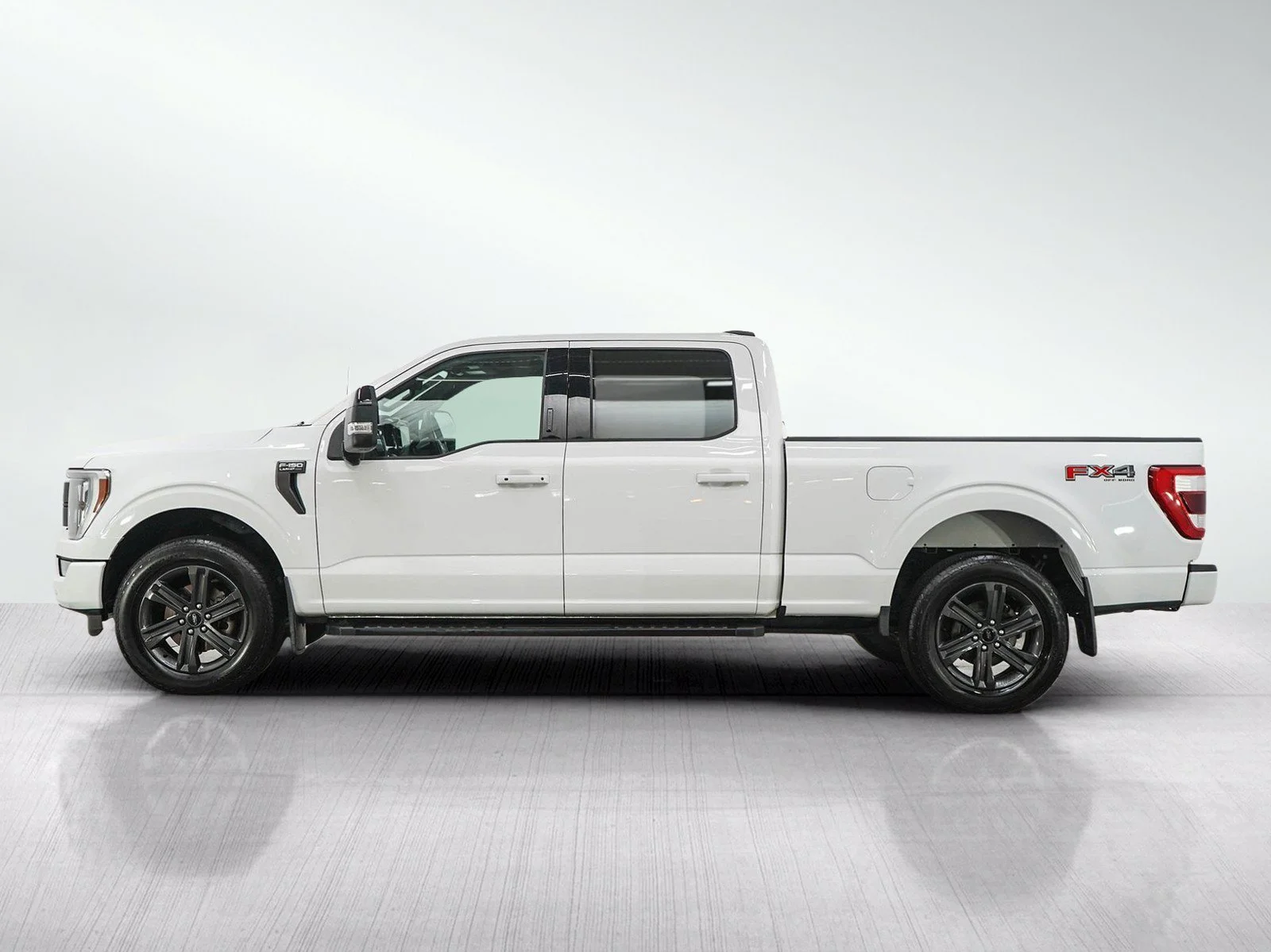 Used 2023  Ford Lariat image 2