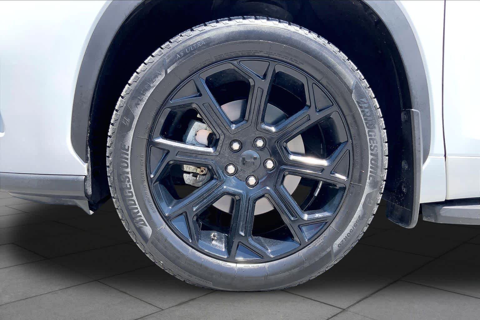 Used 2022 Wind Chill Pearl Toyota LE image 11