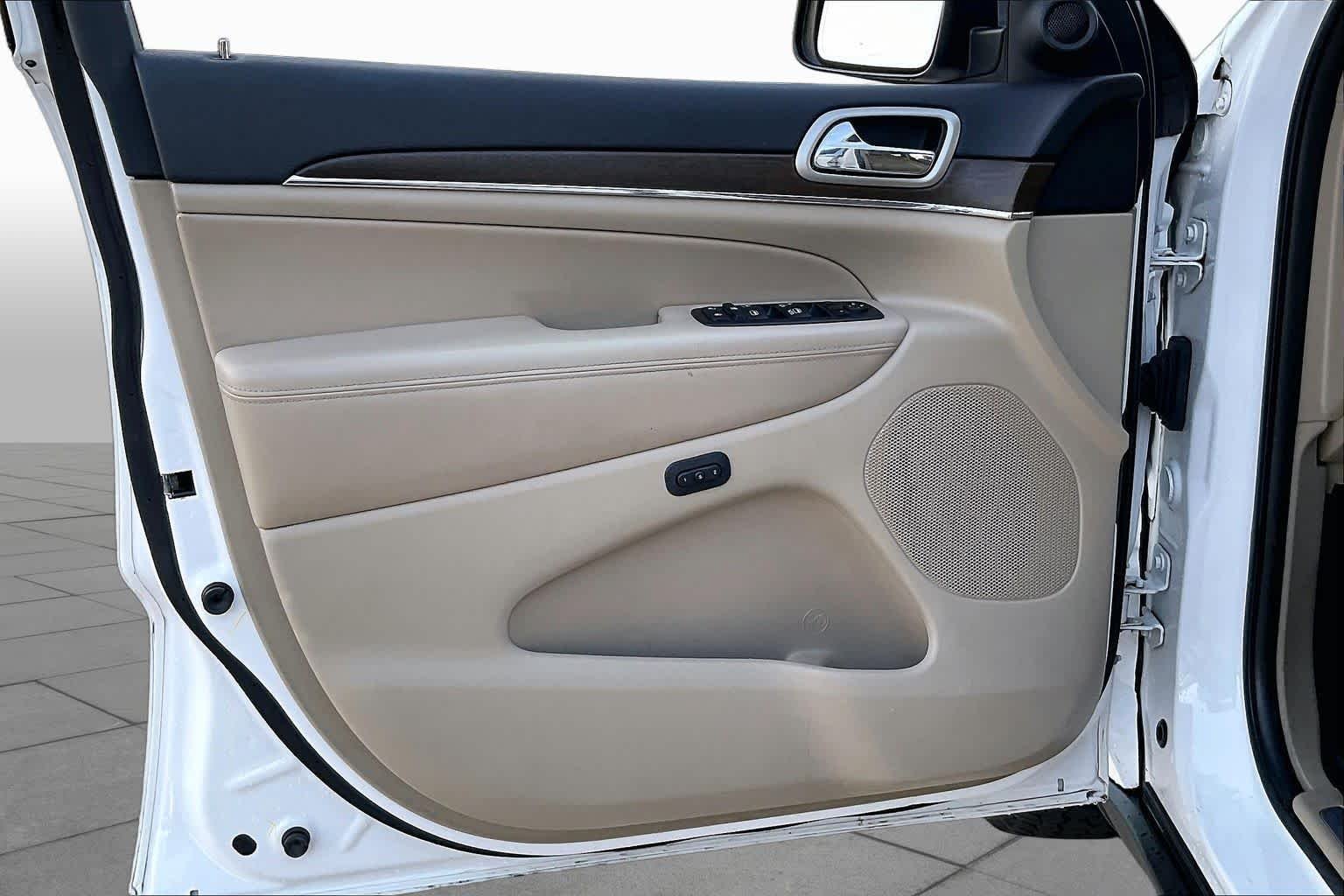 Used 2016 Bright White Clearcoat Jeep Limited image 19