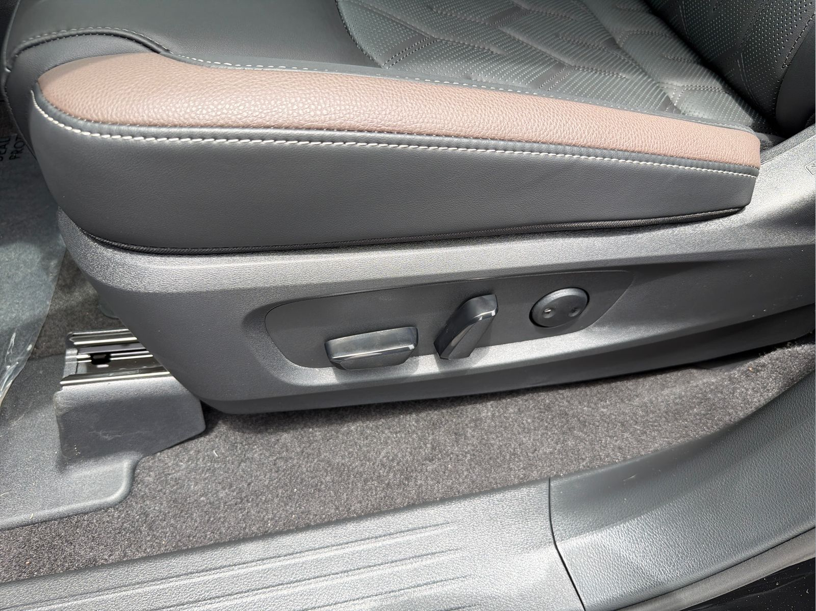 New 2026 Black Nissan Platinum image 33