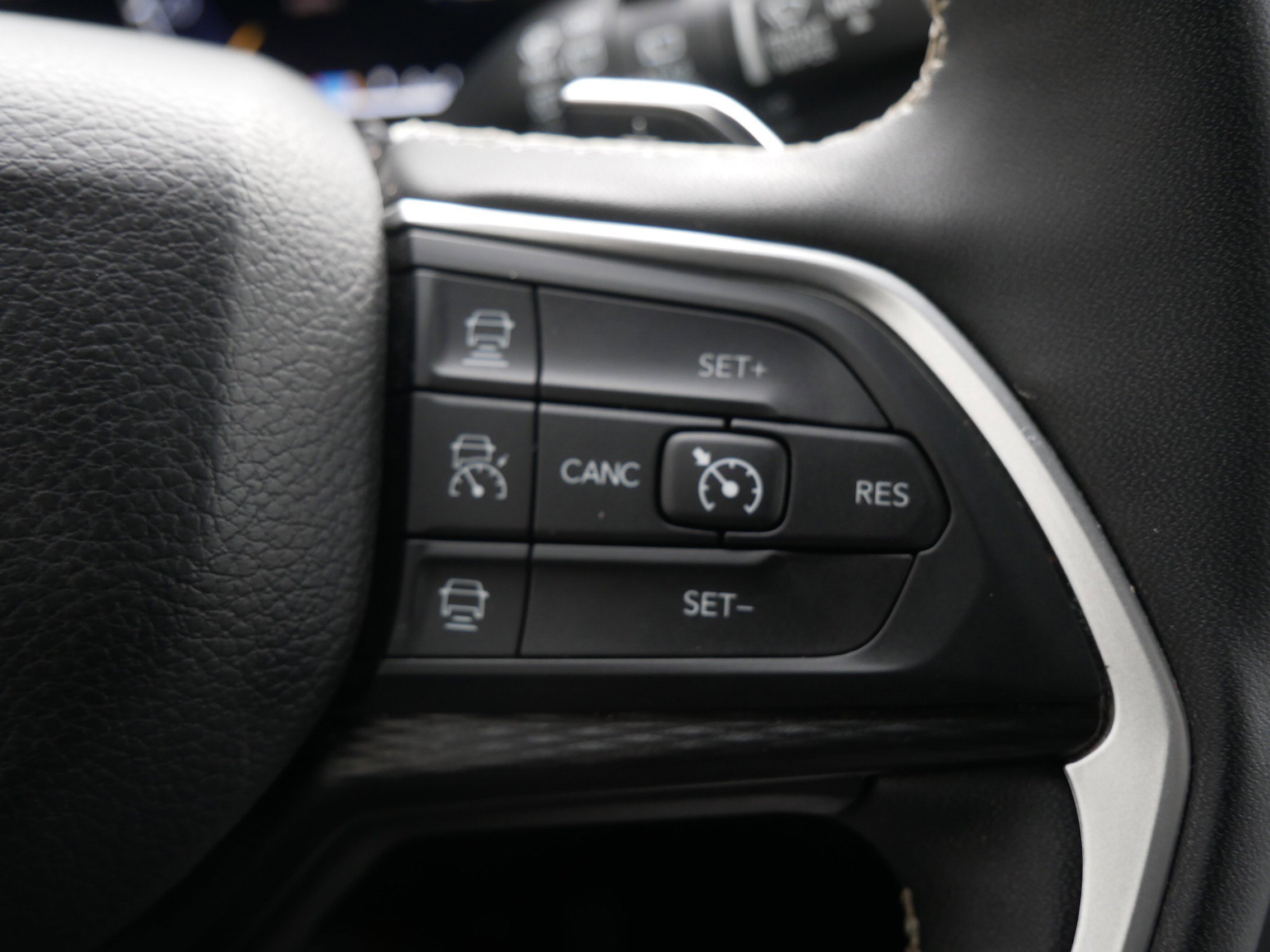 Used 2025 Diamond Black Crystal Pearlcoat Jeep Altitude image 25
