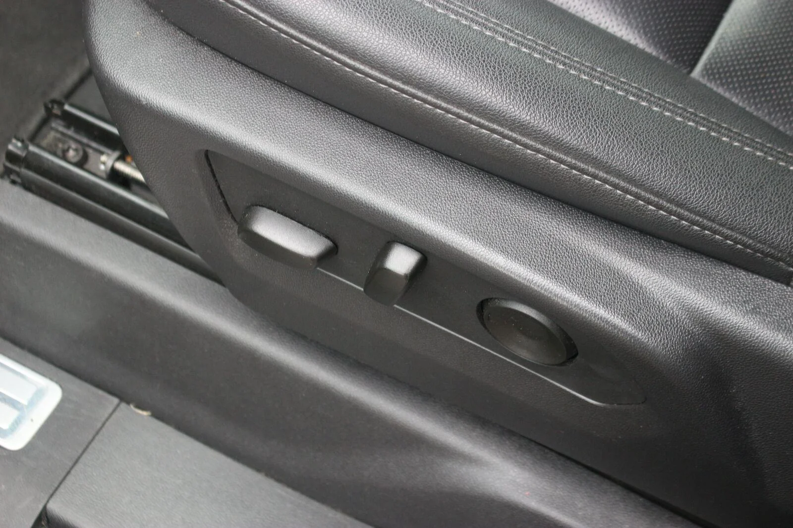 Used 2025 Sterling Metallic GMC SLT image 17
