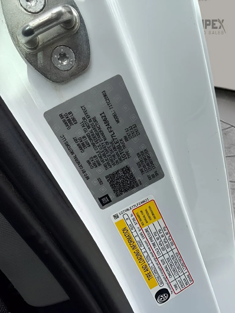 Used 2020 White GMC Base image 27