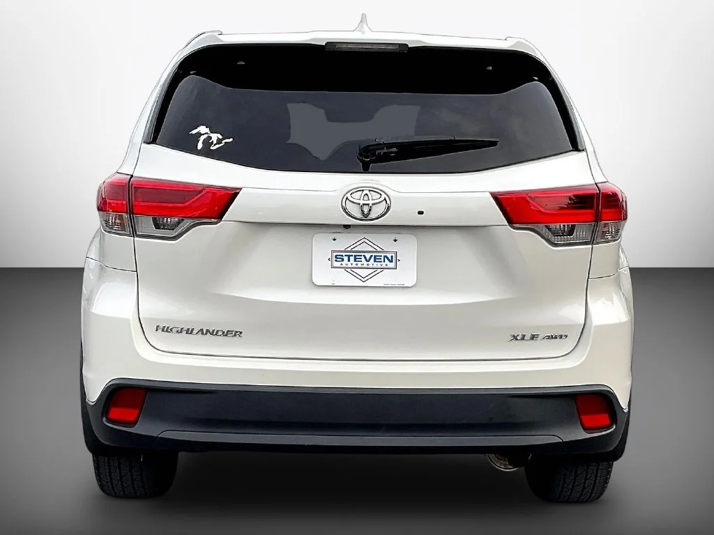 Used 2019 Blizzard Pearl Toyota XLE image 5
