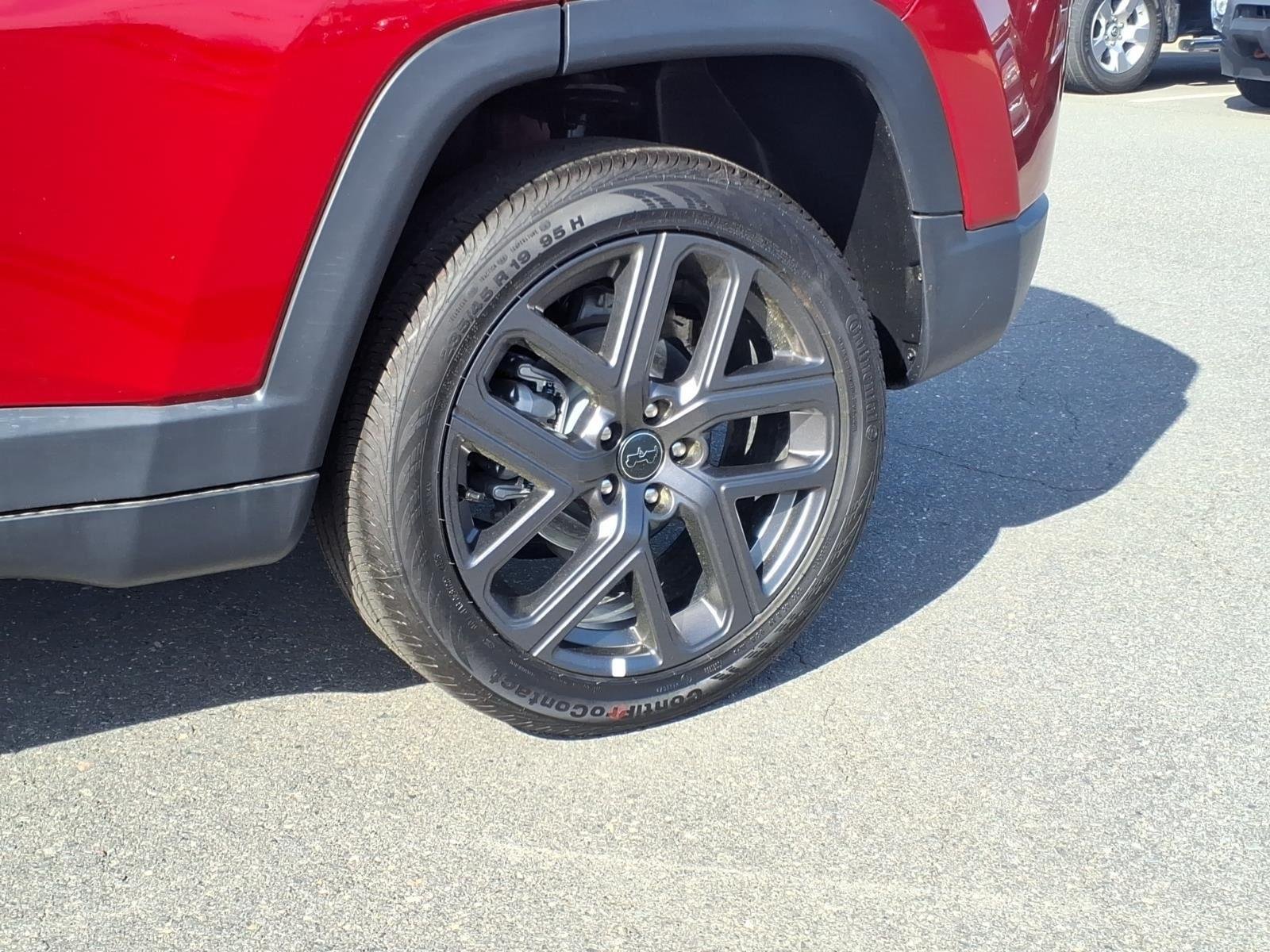 New 2026 Red Hot Pearl-Coat Exterior Paint Jeep Latitude Altitude image 12