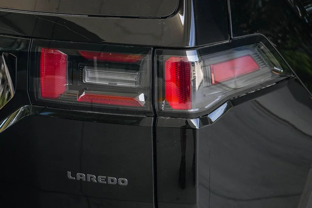 New 2026 Diamond Black Crystal Pearlcoat Jeep Laredo image 7