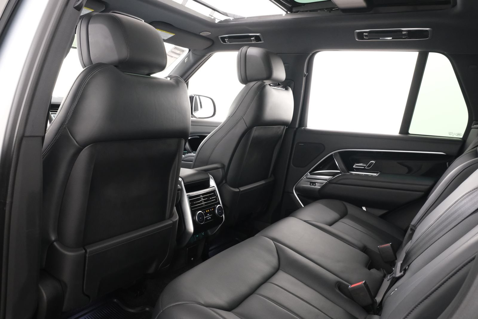 Used 2023 Silver Land Rover SE image 33