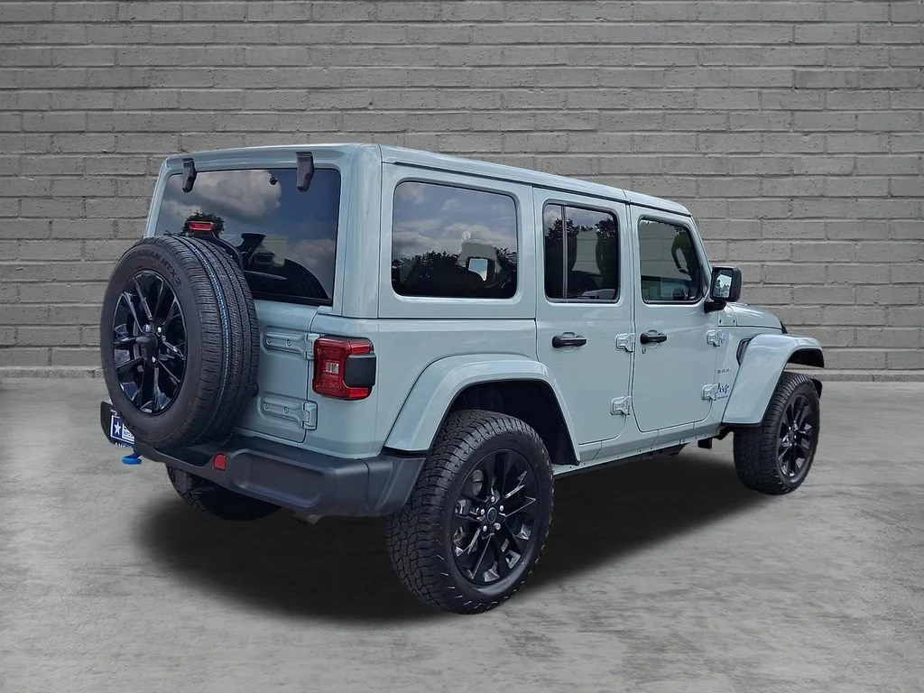 Used 2024 Earl Clearcoat Jeep Sahara image 12