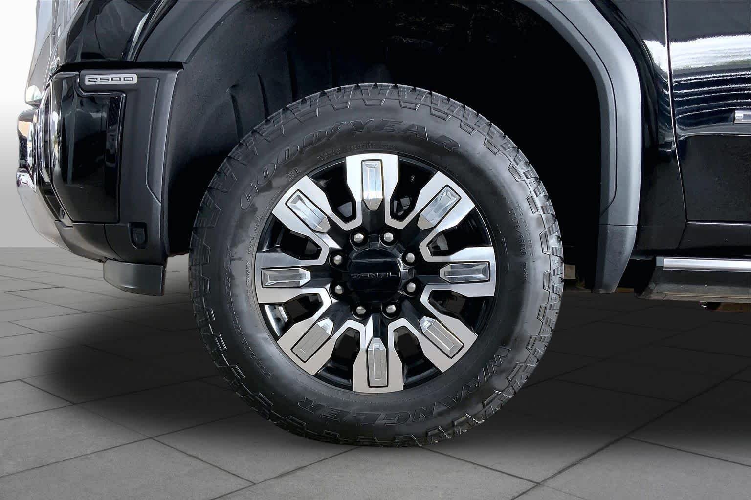 Used 2025 Onyx Black GMC Denali image 11