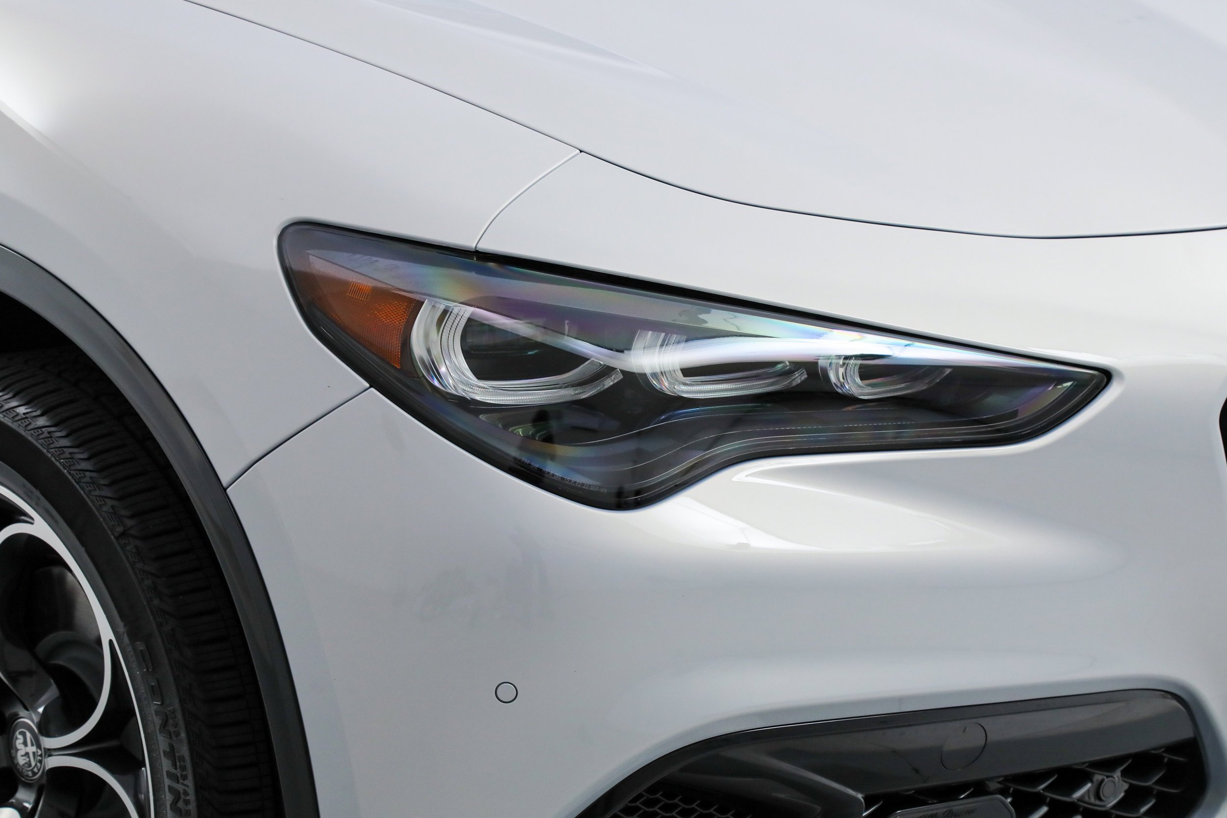 New 2026 Moonlight Gray Metallic Exterior Paint Alfa Romeo  image 9