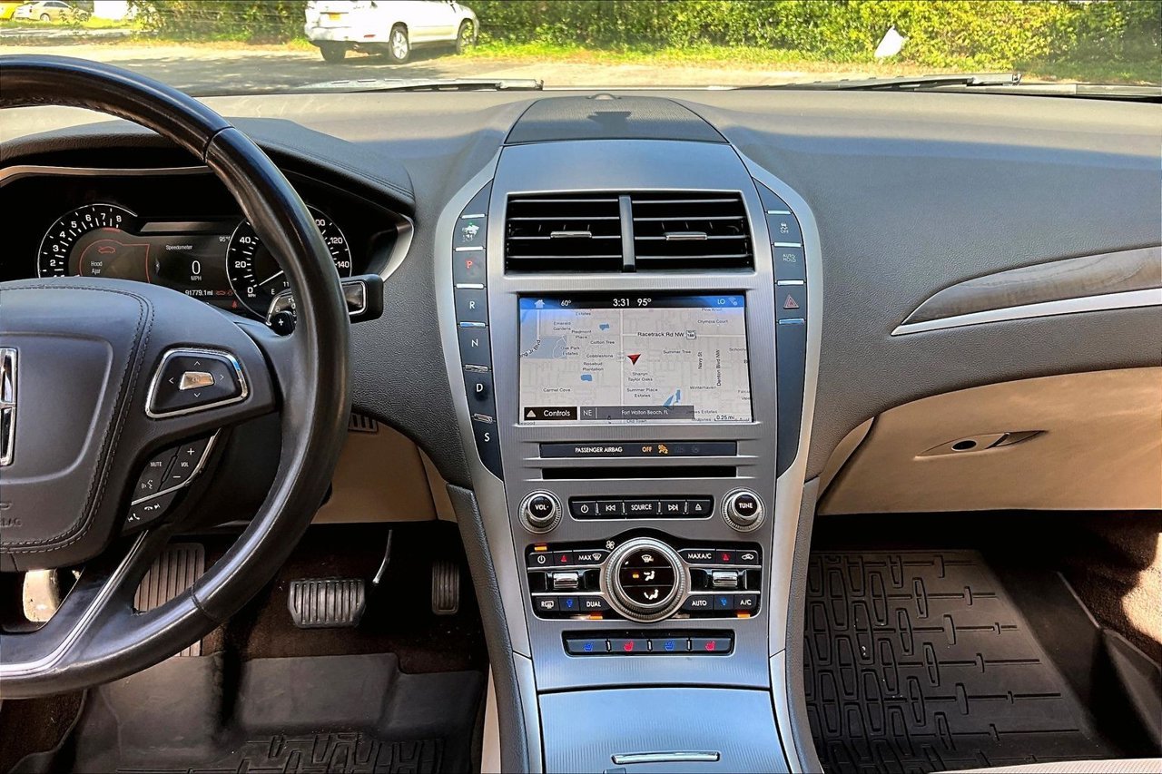 Used 2017 White Lincoln Reserve image 9