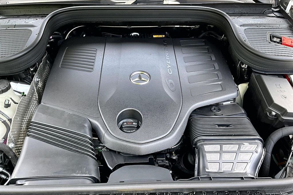 New 2026 MANUFAKTUR Moonlight White Metallic Mercedes-Benz GLS 450 image 11