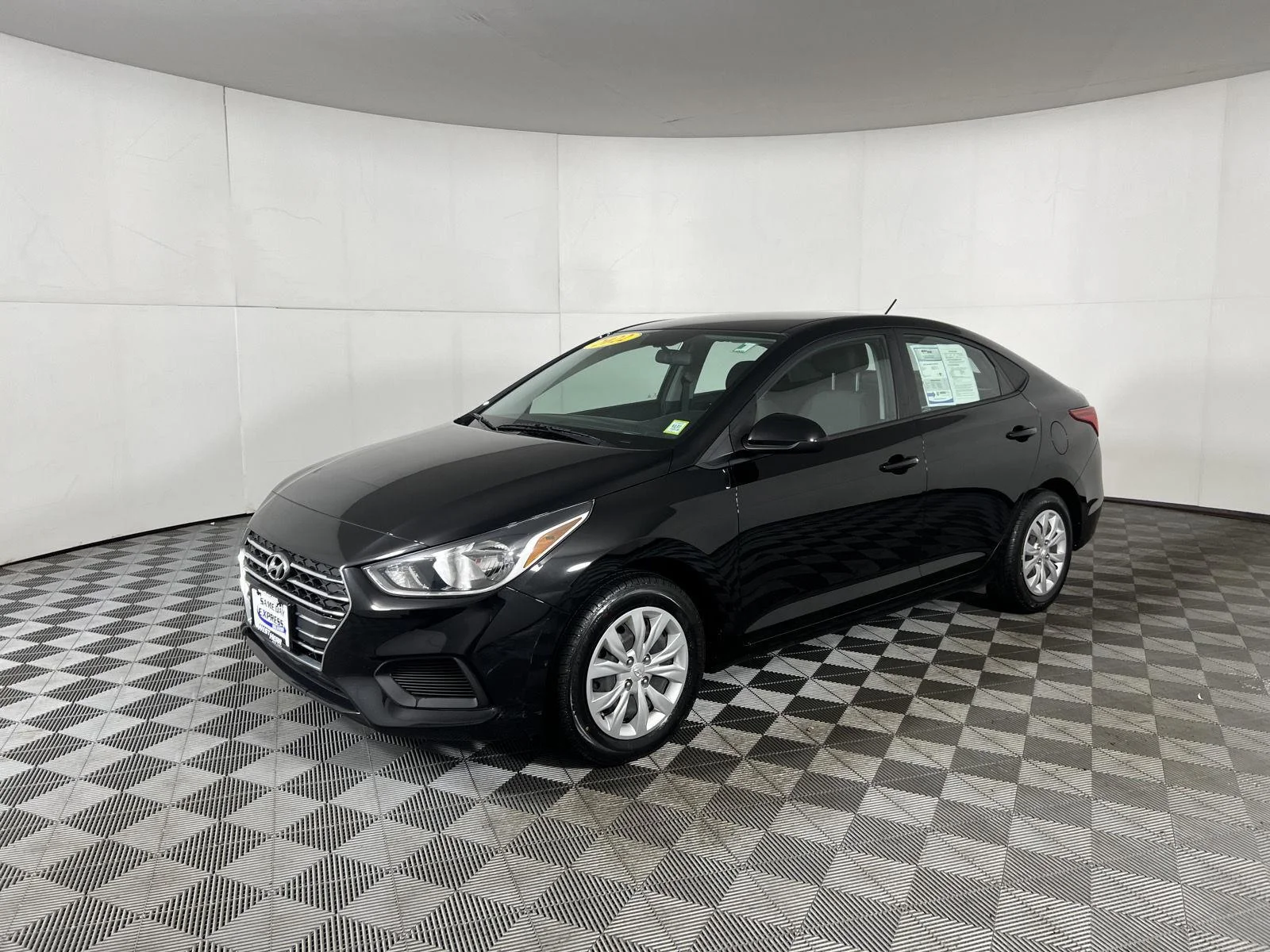 Used 2022 Absolute Black Hyundai SE image 5