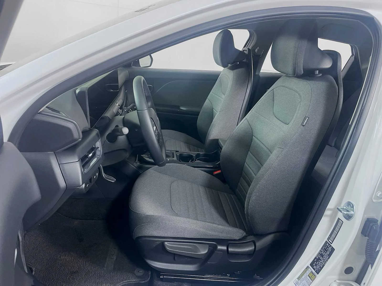 Used 2025 Snow White Pearl Kia EX image 18