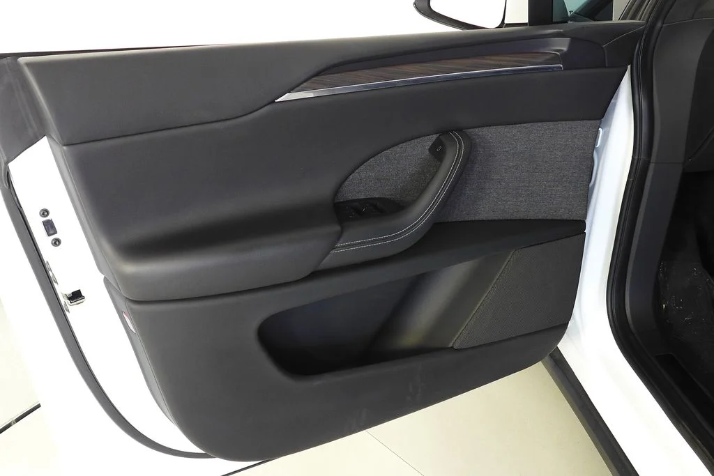 Used 2024  Tesla Base image 11