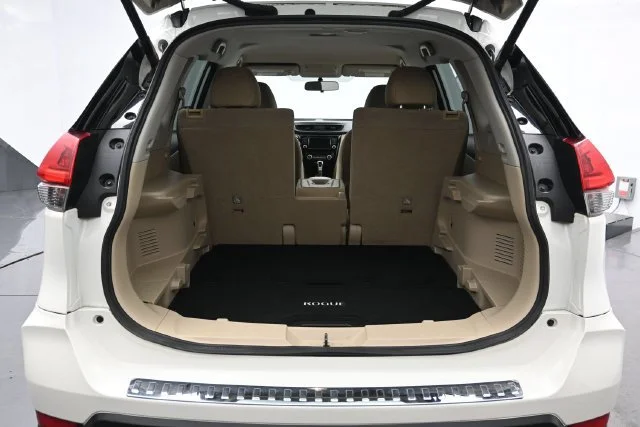 Used 2018 Pearl White Nissan SV image 23