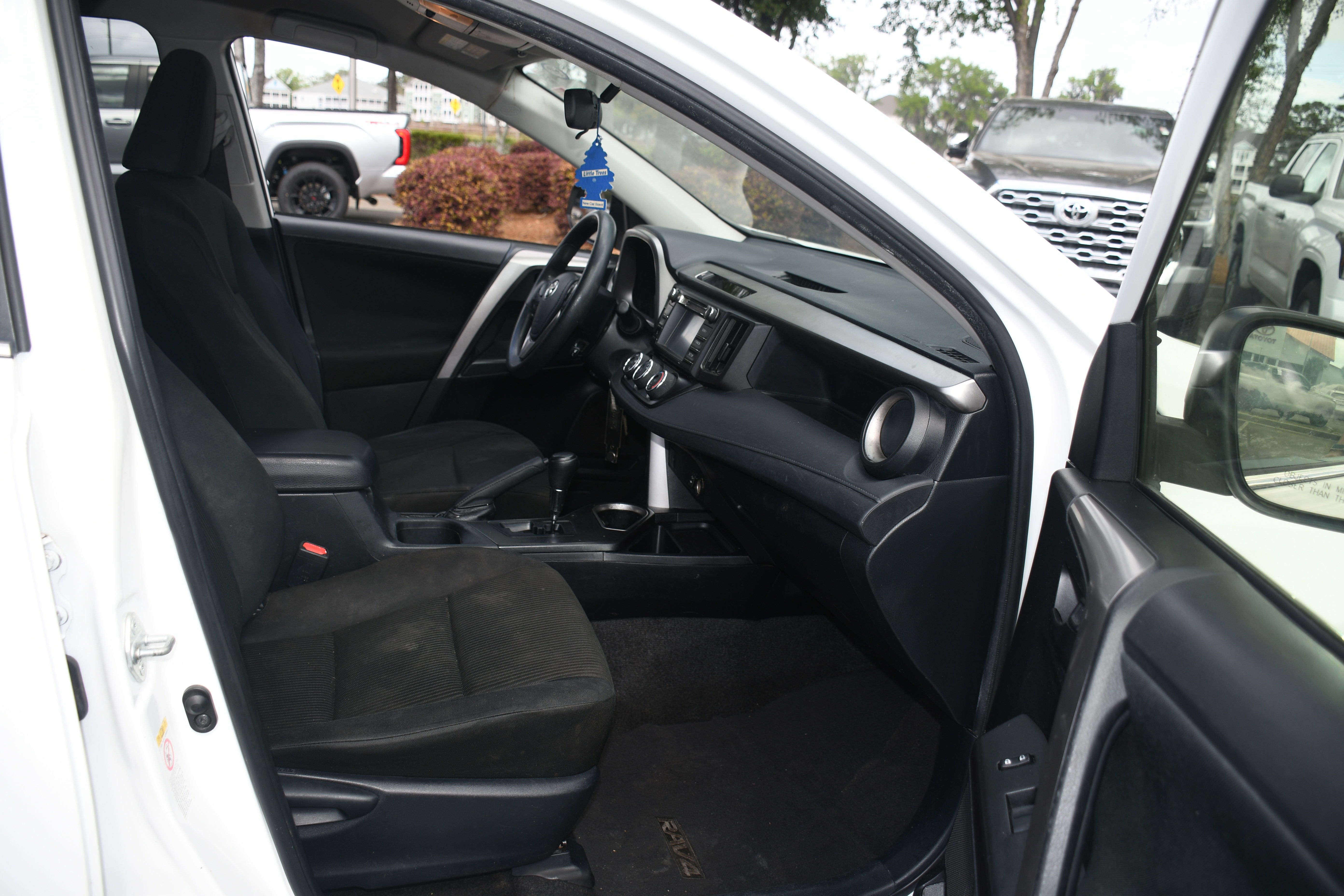 Used 2017 White Toyota LE image 18