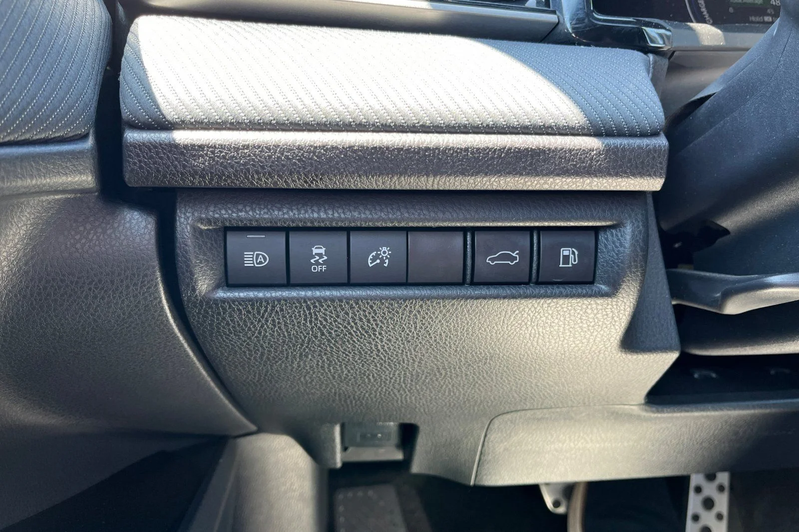 2025 Toyota Camry LE - Photo 37