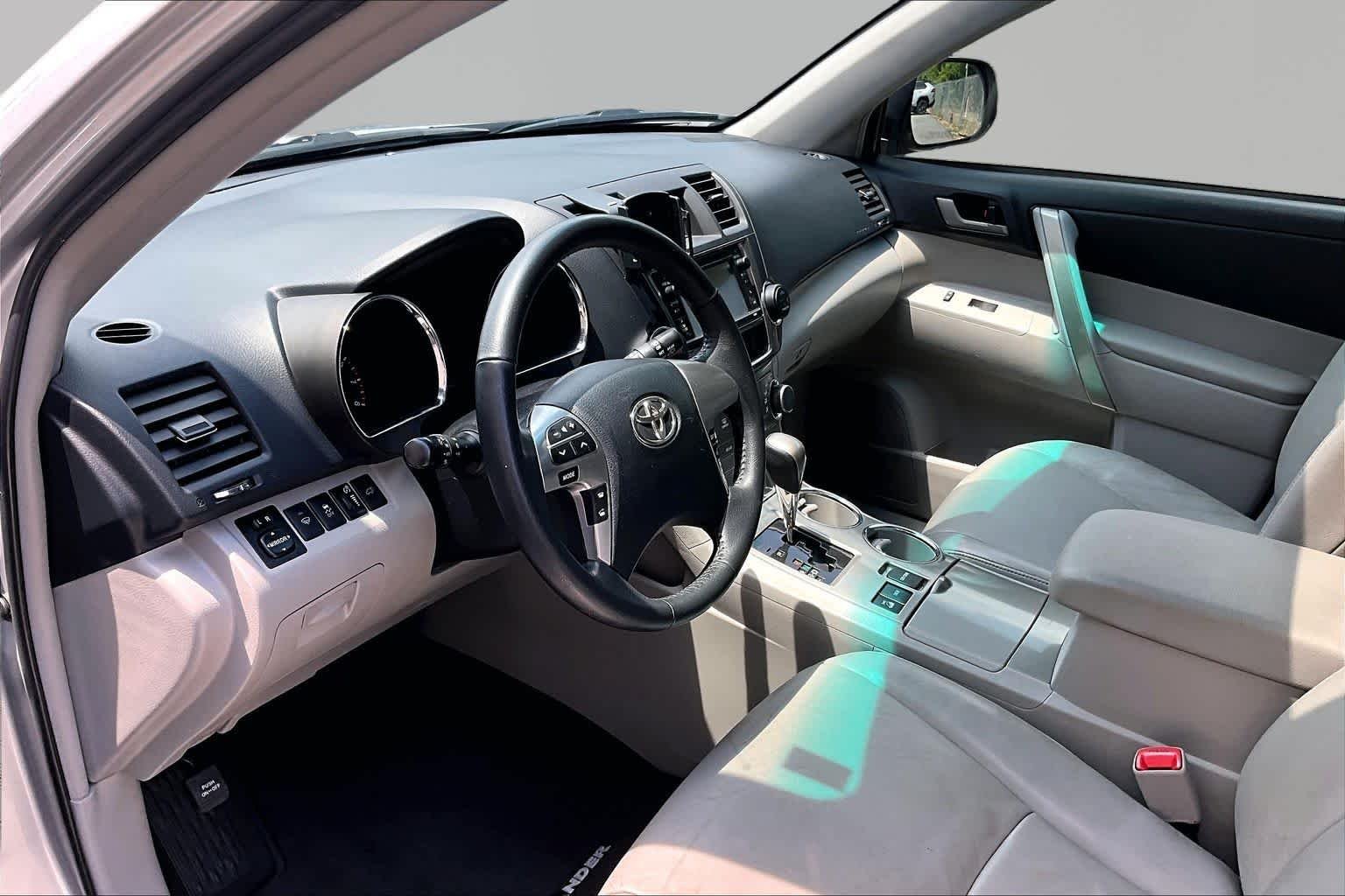 Used 2013 Classic Silver Metallic Toyota SE image 18