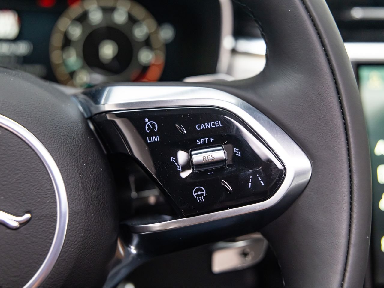 2025 Jaguar F-PACE R-Dynamic S - Photo 22