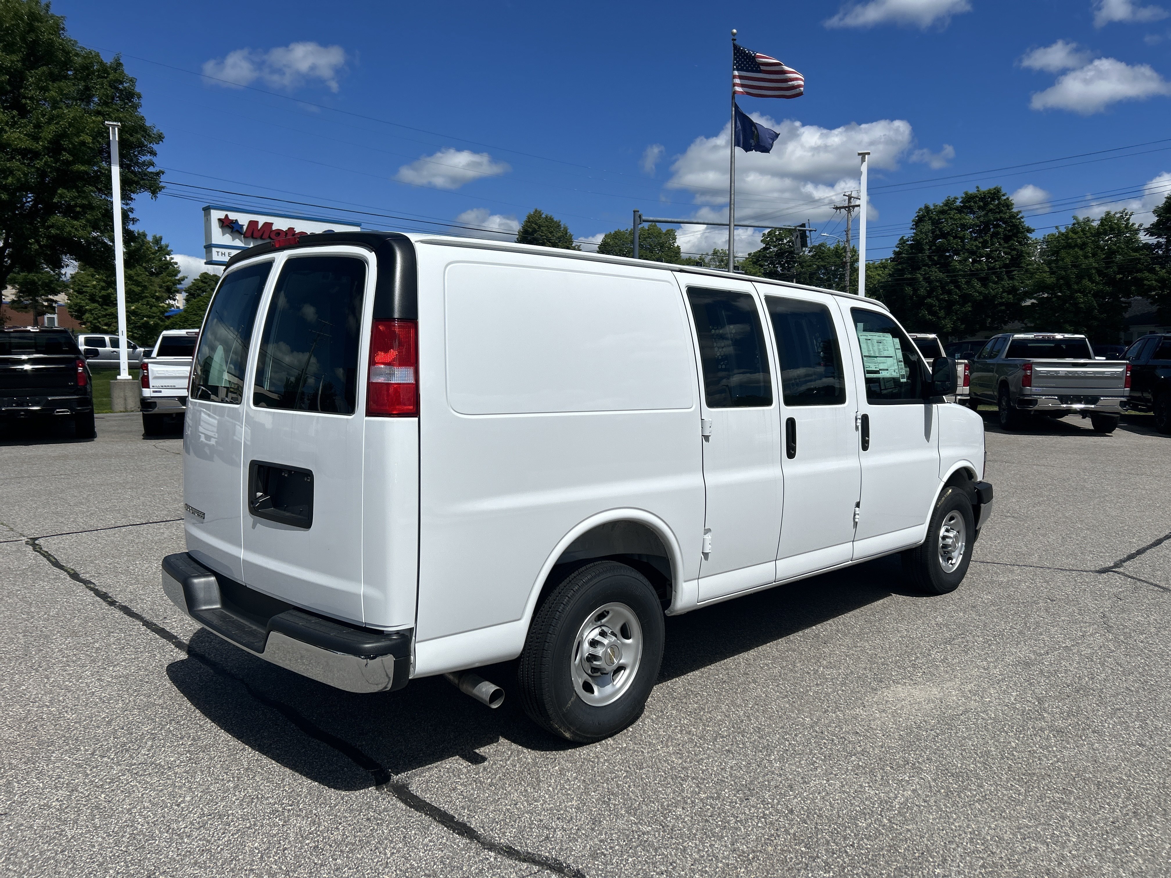New 2026 Summit White Chevrolet WT image 2