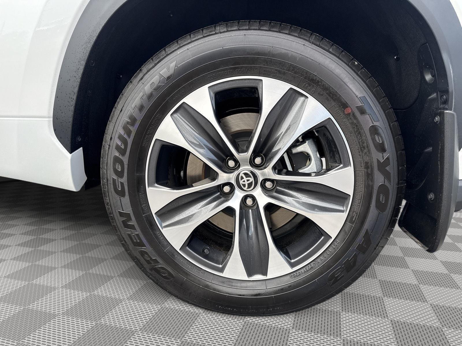 Used 2026 Wind Chill Pearl Toyota Hybrid XLE image 9