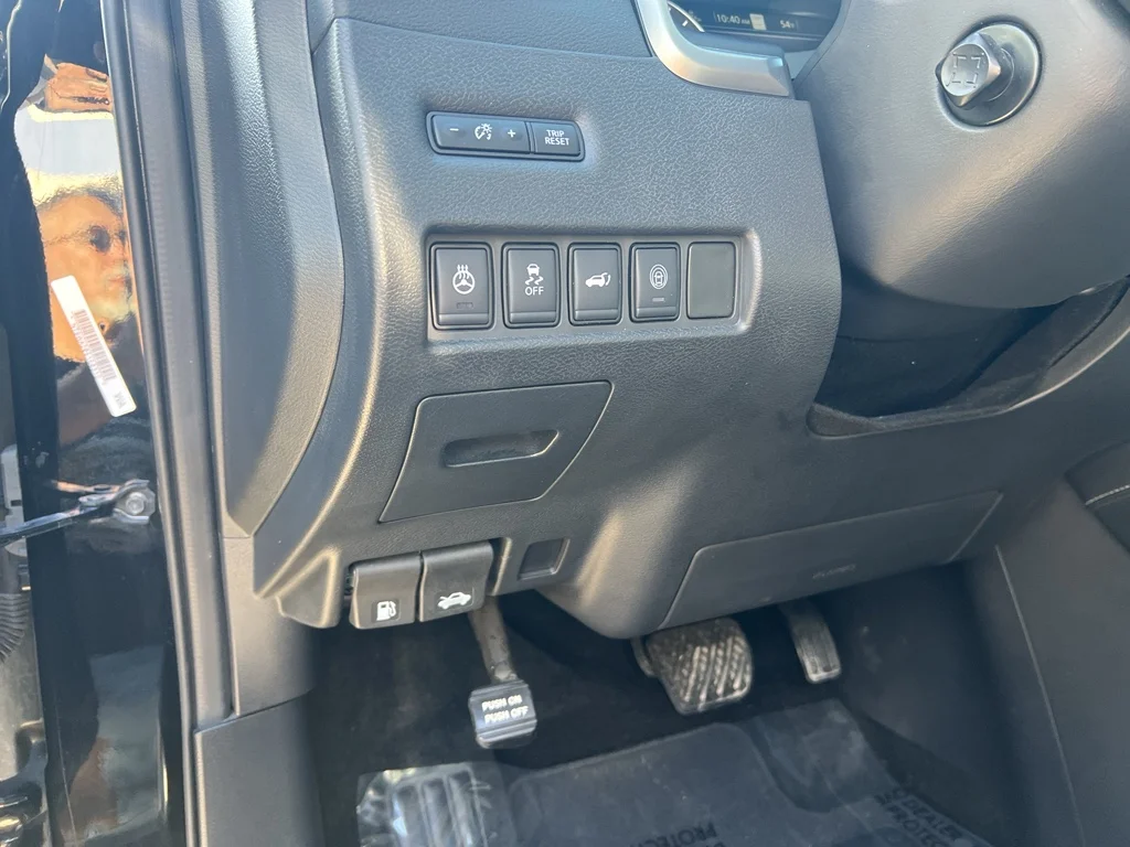 Used 2020 Super Black Metallic Nissan Platinum image 22