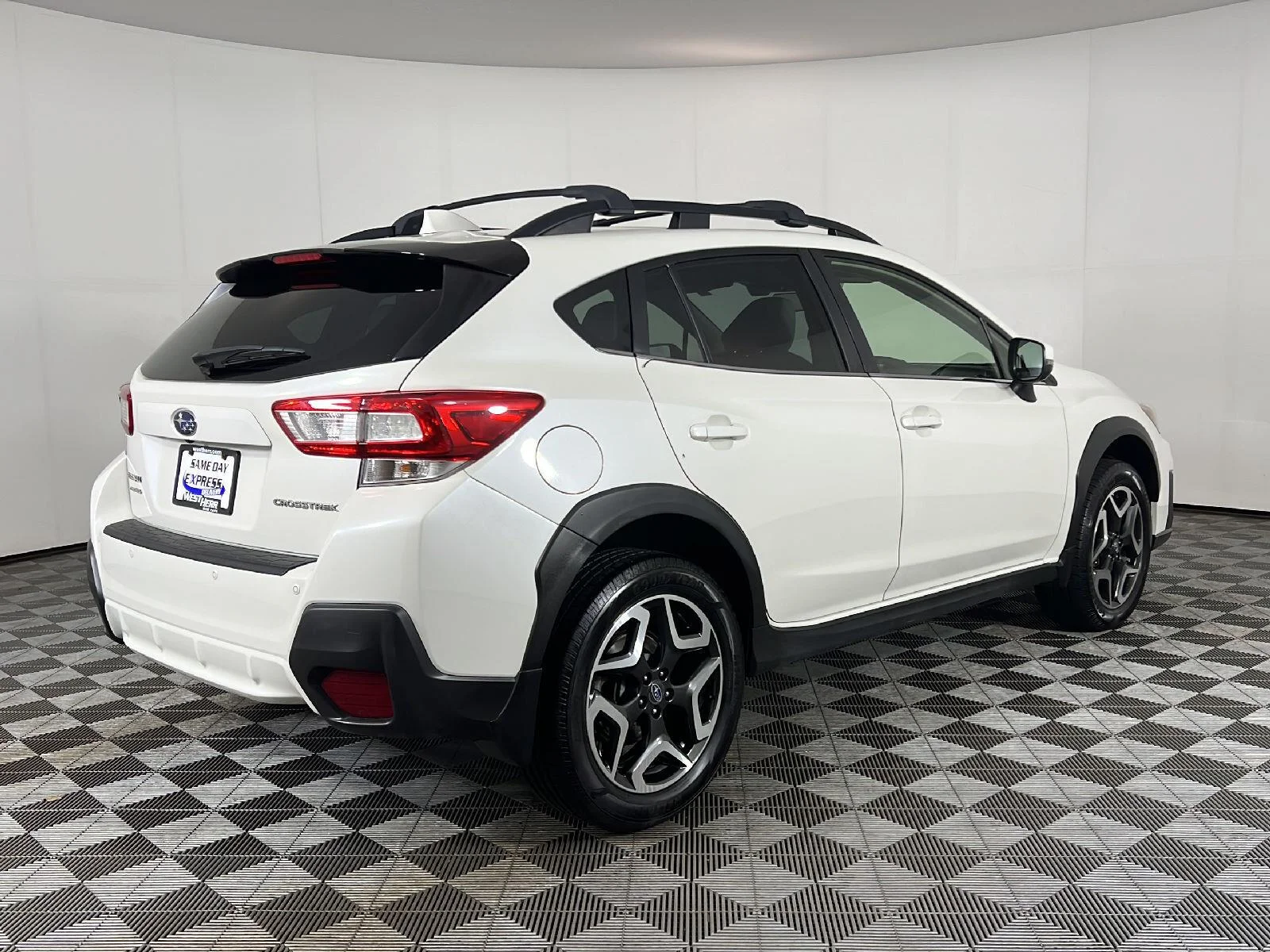 Used 2019 Crystal White Pearl Subaru Limited image 5