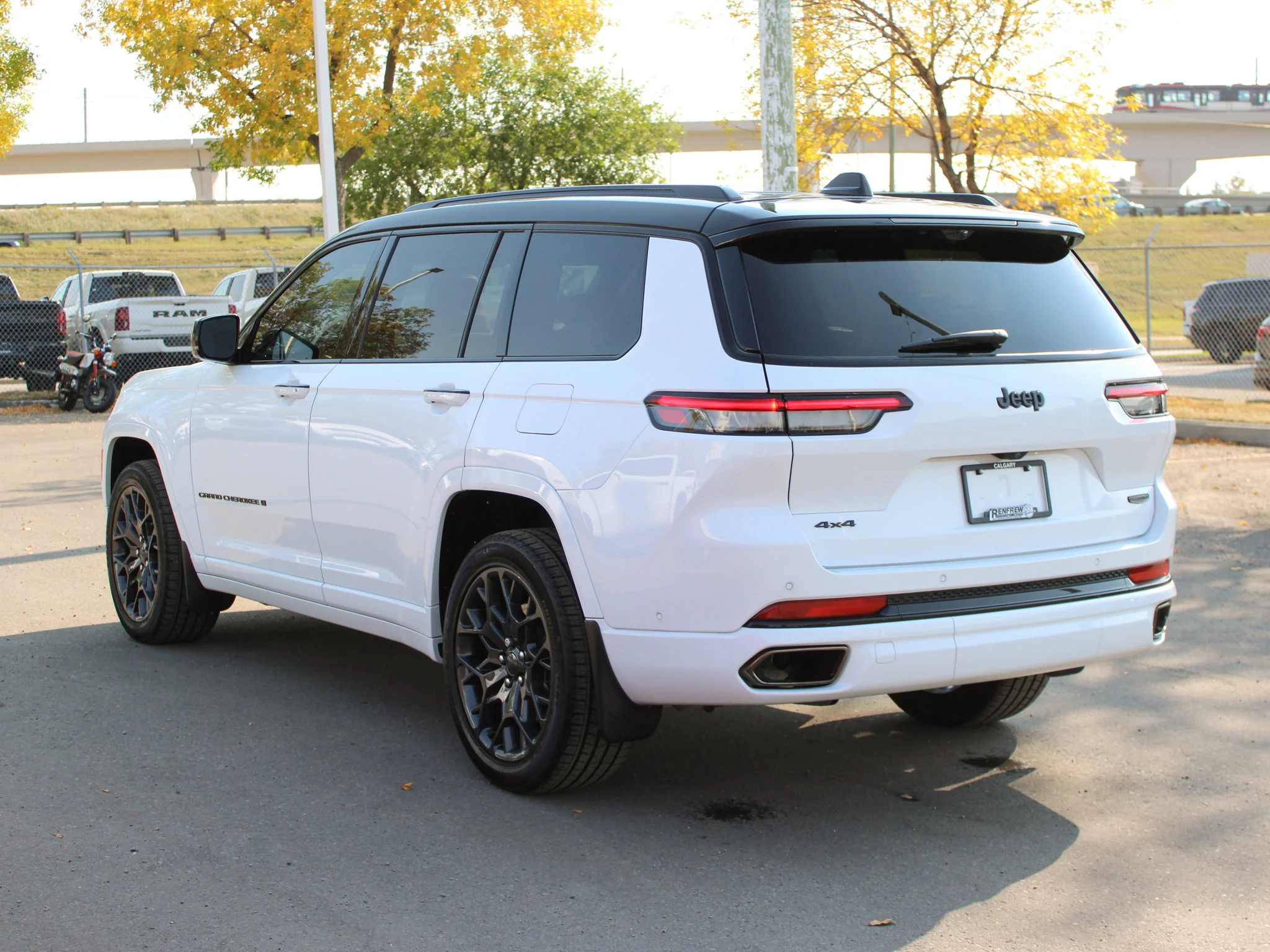 Used 2025 White Jeep Summit Reserve * No Accidents | Luxury SUV | Remote Start | Apple CarPlay image 16