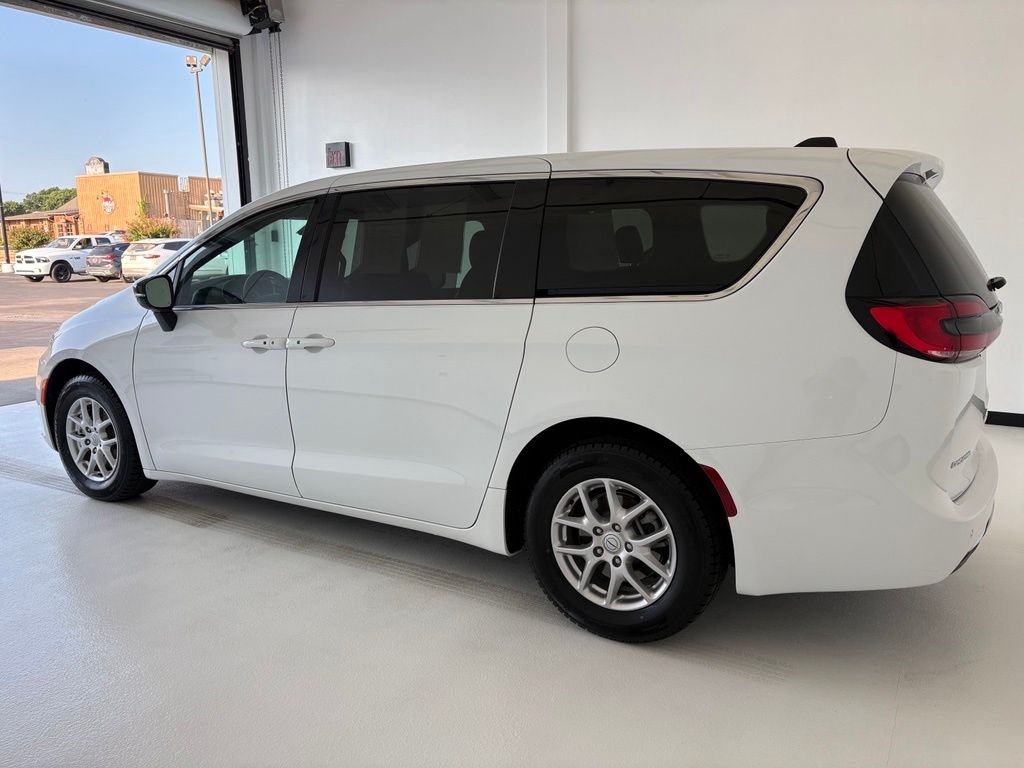 Used 2025 White Chrysler Select image 20