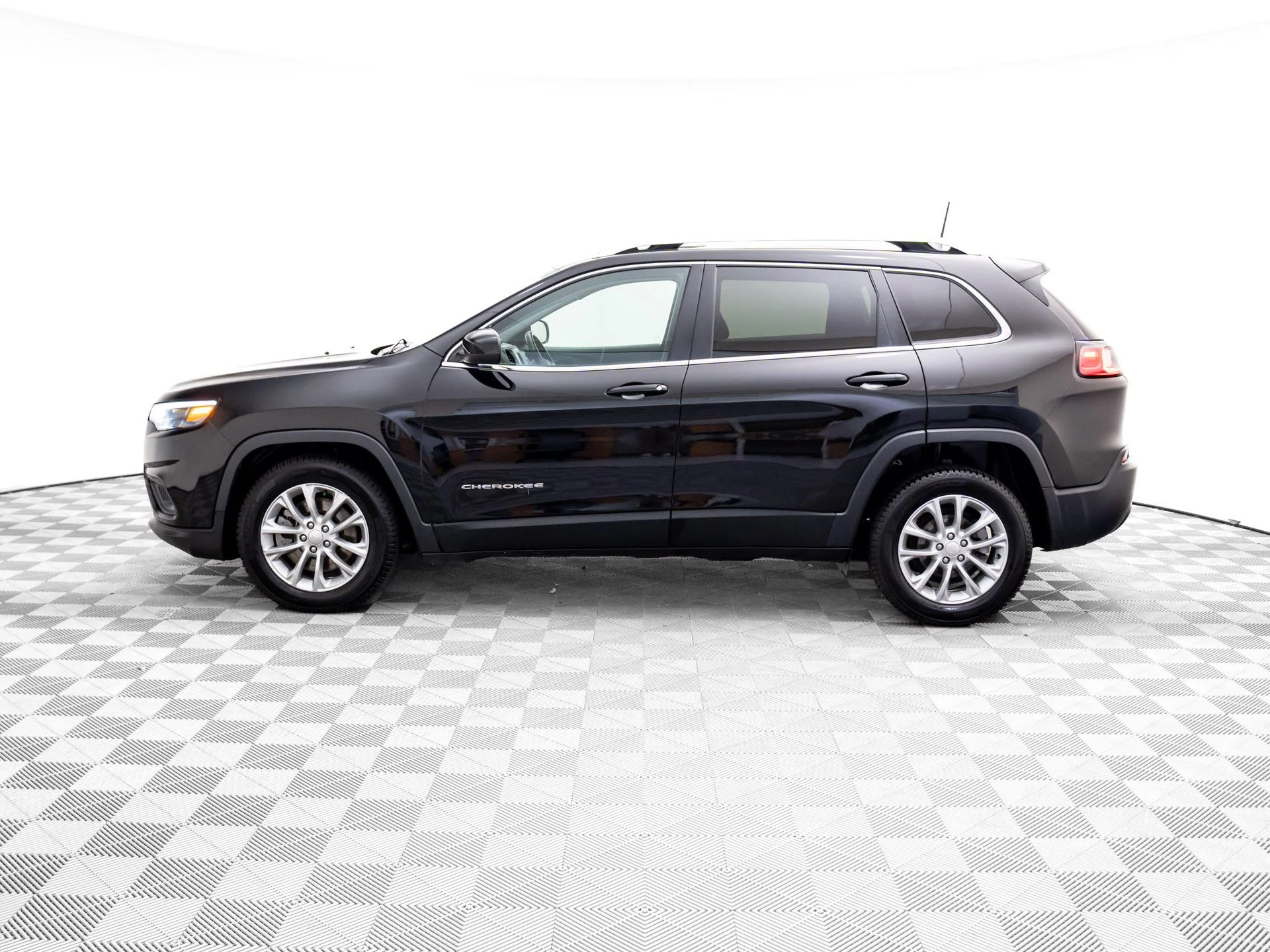 Used 2019 Jeep Cherokee Latitude with VIN 1C4PJLCB3KD241895 for sale in Barrington, IL