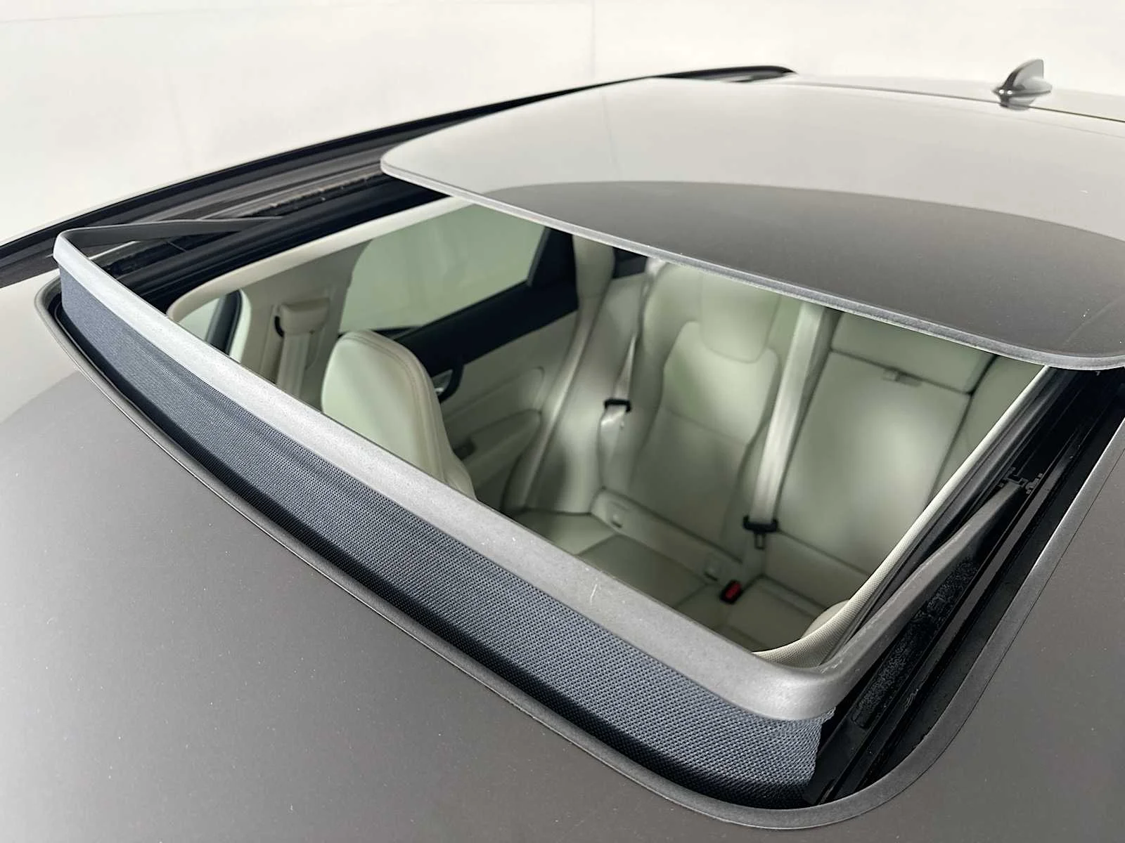 Certified Used 2025 Platinum Grey Volvo Core image 20