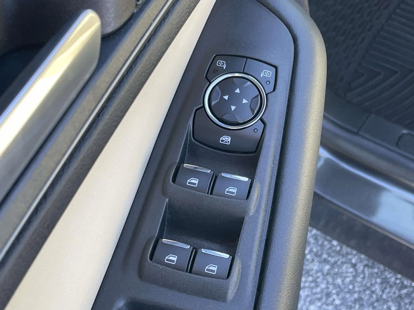 Used 2020 Magnetic Metallic Ford SE image 6