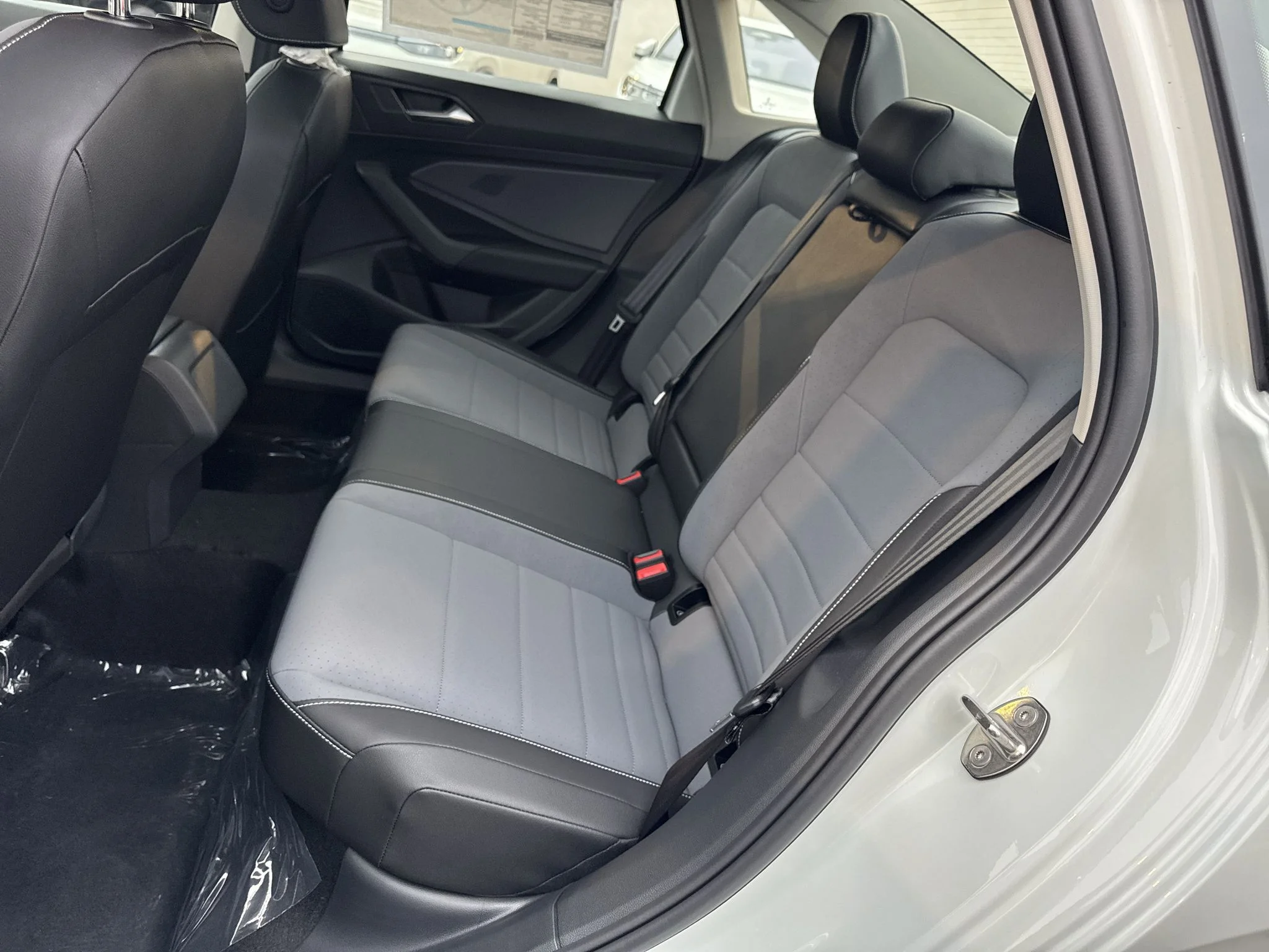 New 2026 Opal White Pearl Volkswagen SE image 31