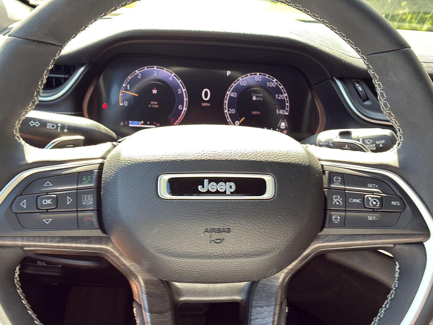 Used 2023  Jeep  image 5