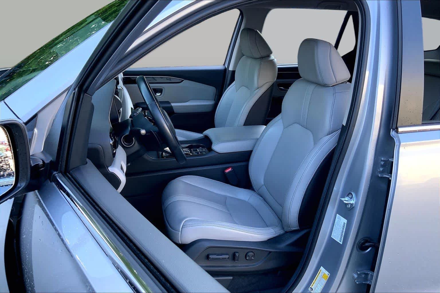 Used 2024 Lunar Silver Metallic Honda EX-L 8 Passenger image 9