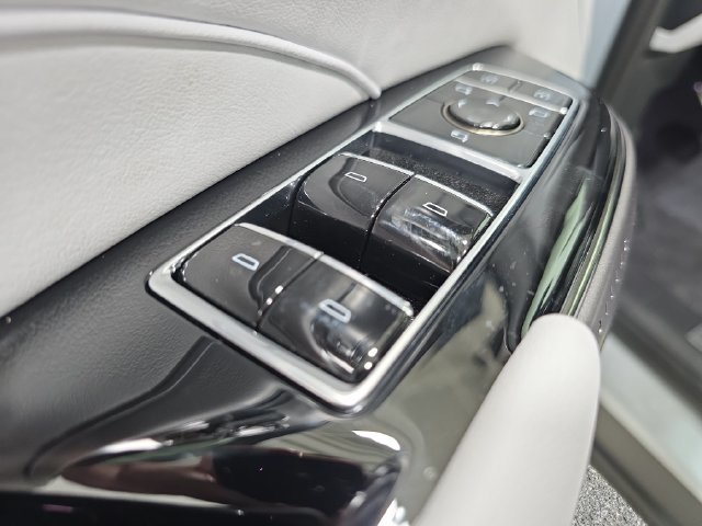 2027 Cadillac LYRIQ Luxury - Photo 24