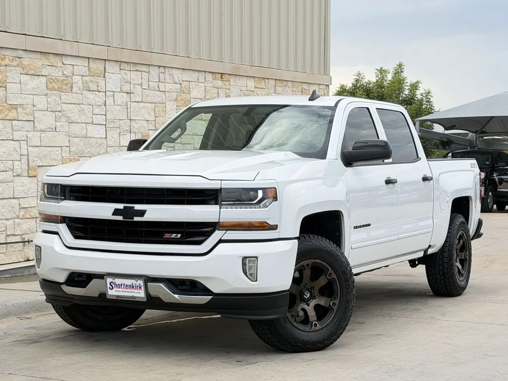 Used 2017 White Chevrolet LT image 3
