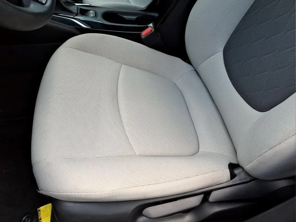 Used 2021 White Toyota LE image 16